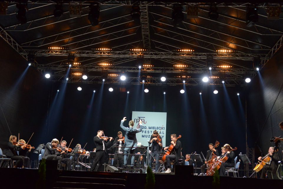 Atom String Quatet i Sinfonia Varsovia pod dyrekcją Adama Sztaby podczas koncertu w MIelcu