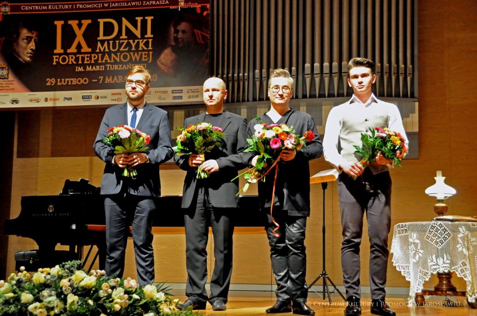 od lewej: Dominik Lasota - kompozytor, Paweł Węgrzyn - fortepian, Jacek Ścibor - tenor, Kacper Bluczak - recytacja