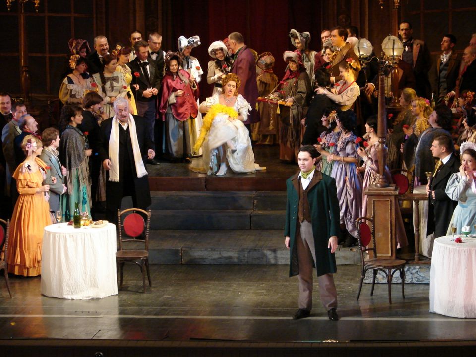 Artyści Opery Lwowskiej - scena zbiorowa ze spektaklu &quot;Cyganeria&quot; - Giacomo Pucciniego
