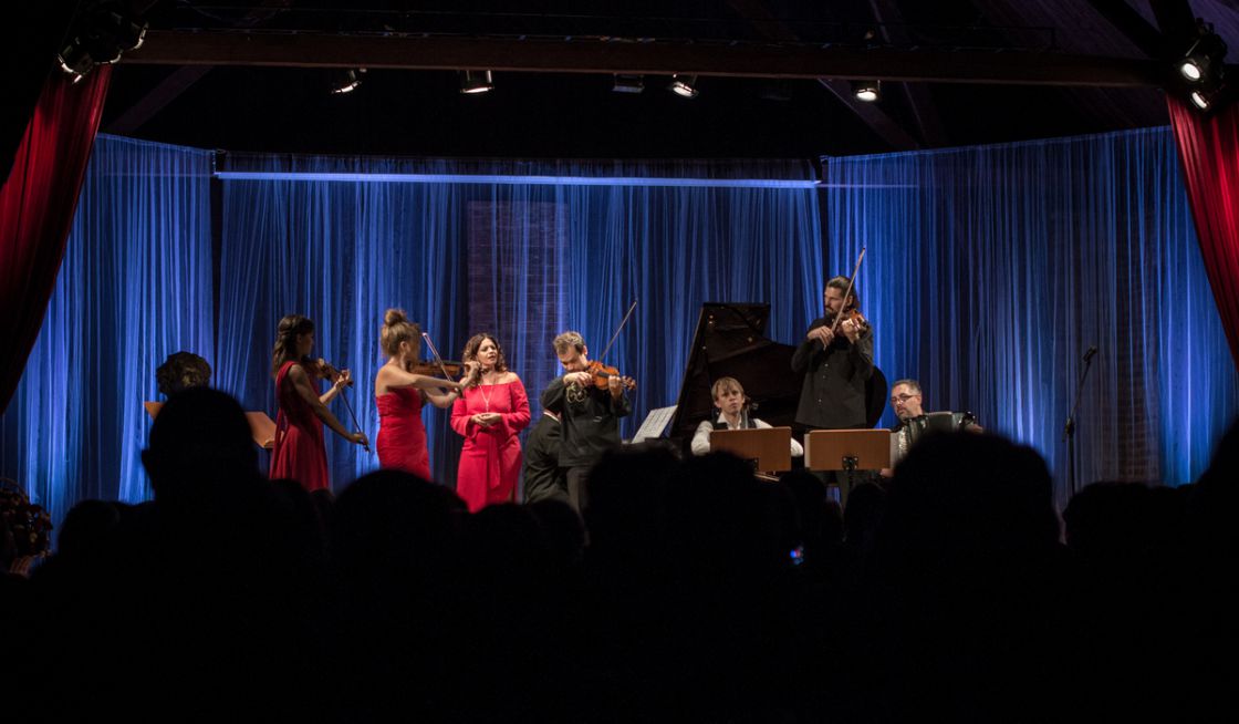 od lewej: Celina Kotz, Katarzyna Duda, Iwona Socha, Janusz Wawrowski, Robert Morawski(przy fortepianie), Marcin Zdunik Michał Zaborski i Klaudiusz Baran wykonuja pożegnalne Tango Milonga Jerzego Petersburskiego.