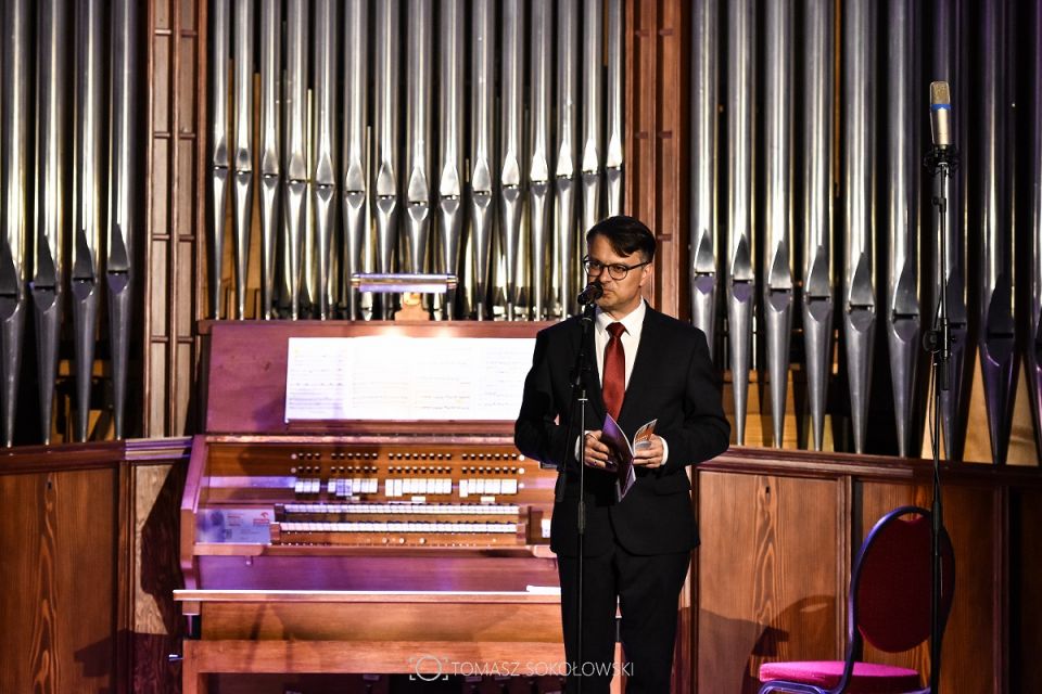Mariusz Ryś - dyrektor artystyczny Festiwalu Muzyki Organowej i Kameralnej w roli gospodarza koncertu