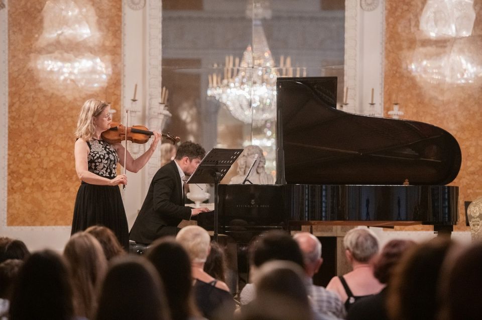 Monika Urbaniak-Lisik - skrzypce i Piotr Kopczyński - fortepian podczas koncertu w sali balowej łańcuckiego Zamku