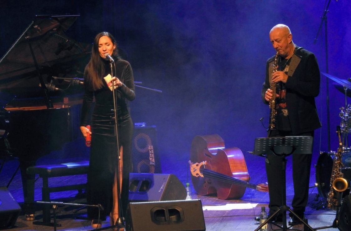 Dorota Miśkiewicz i Henryk Miśkiewicz na scenie Zamku Kazimierzowskiego w Przemyślu