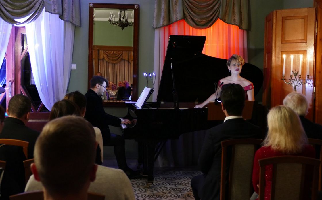 Ewa Biegas - sopran, Grzegorz Biegas  - fortepian  podczas koncertu w Dworze Ignacego Jana Paderewskiego w Kąśnej Dolnej