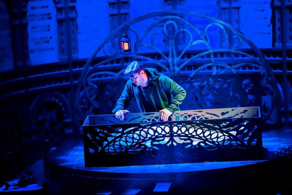 Andrzej Lampert (Romeo) przy grobie Julii - spektakl opery &quot;Romeo i Julia&quot; realizowanej przez Operę Sląską w Bytomiu                             