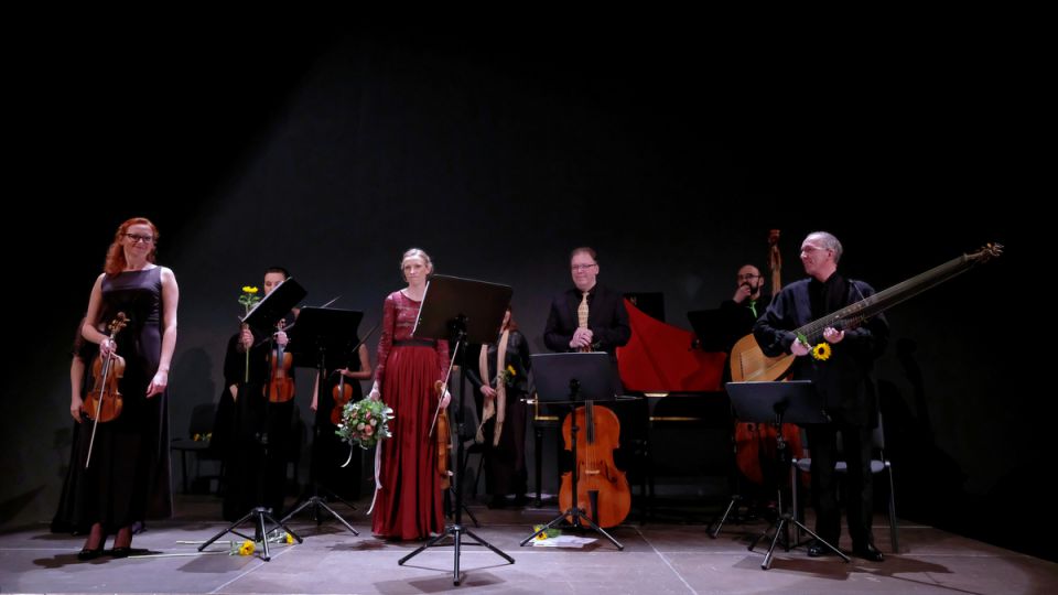 od lewej: Ludmiła Piestrak - skrzypce, Judyta  Tupczyńska  - skrzypce solowe, Tomasz Frycz - wiolonczela, Grzegorz Zimak - kontrabas, Anton Birula - teorba