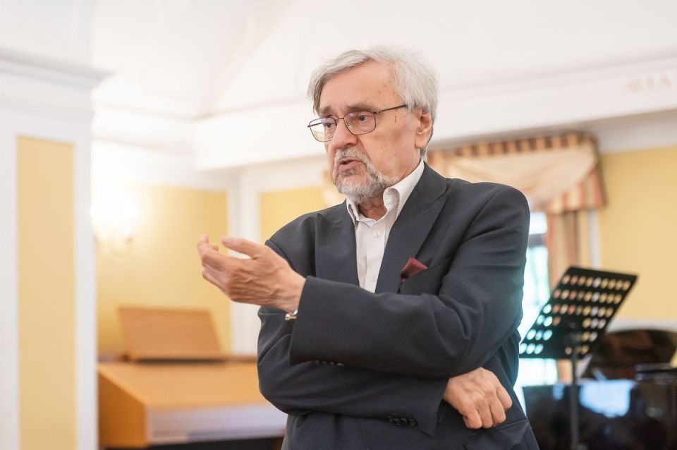 prof. Roman Lasocki podczas wykładu w ralach I turnusu 50. Miedzynarodowych Kursów Muzycznych w Łańcucie