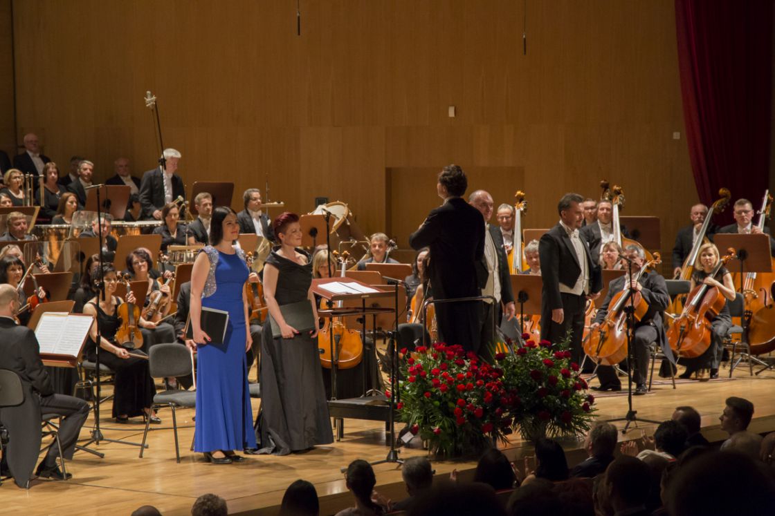 Magdalena Schabowska-sopran, Agnieszka Makówka - alt, Tomasz Kuk - tenor, Robert Gierlach - baryton, Orkiestrą Symfoniczną Filharmonii Podkarpaniej i Chórem Filharmonii Narodowej dyryguje Massimiliano Caldi