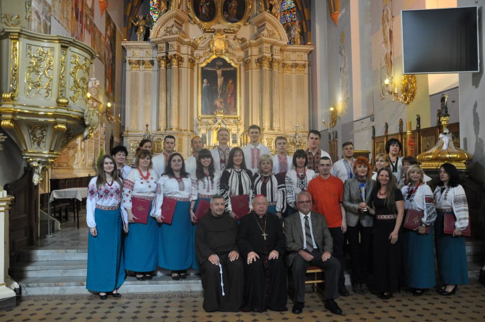 Laureat I miejsca w kategorii D - Chóry mieszane - Chór DIVINO AMORE ze Lwowa i dyrygent Maria Koshelinska-Martyniuk z zaproszonymi gośćmi. Od lewej siedzą Rafał Klimas -kustosz Sanktuarium Matki Bożej Rzeszowskiej, Kazimierz Górny - biskup senior diecezji Rzeszowskiej i Marek Jastrzębski - dyrektor WDK w Rzeszowie.