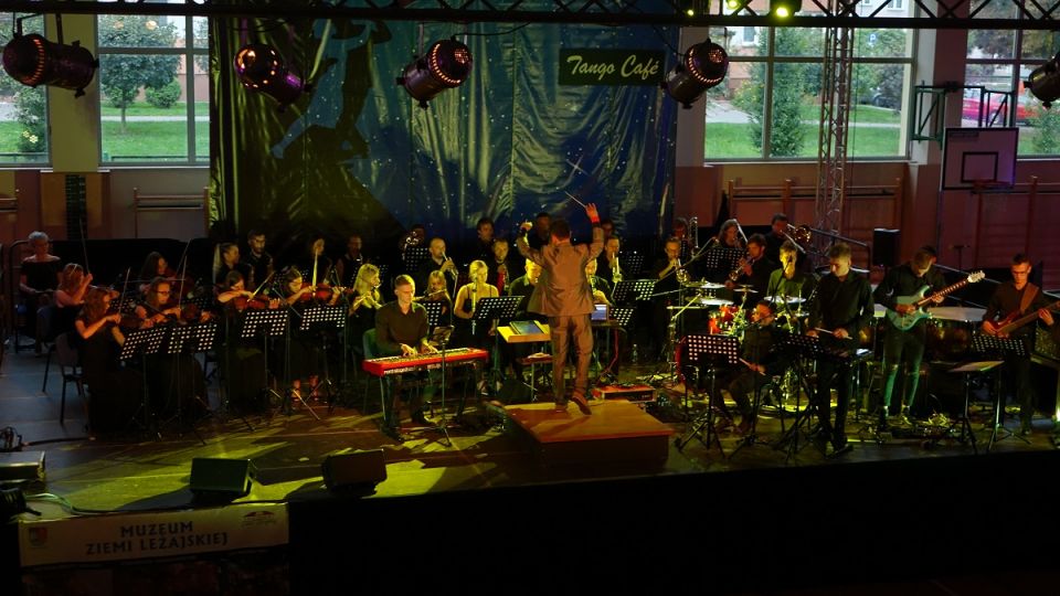 Michał Grzywna dyryguje Powiatową Orkiestrą &quot;Divertimento&quot;
