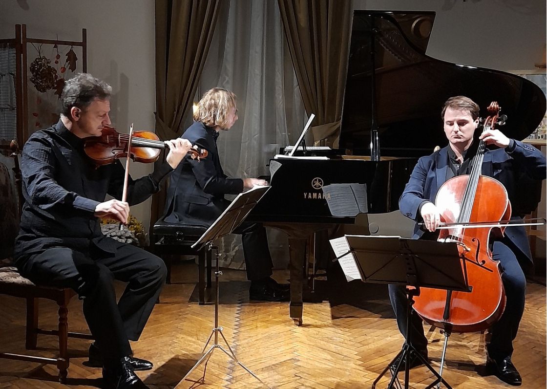 Piotr Tarcholik - skrzypce, Wojciech Fudala - wiolonczela, Michał Rot - fortepian