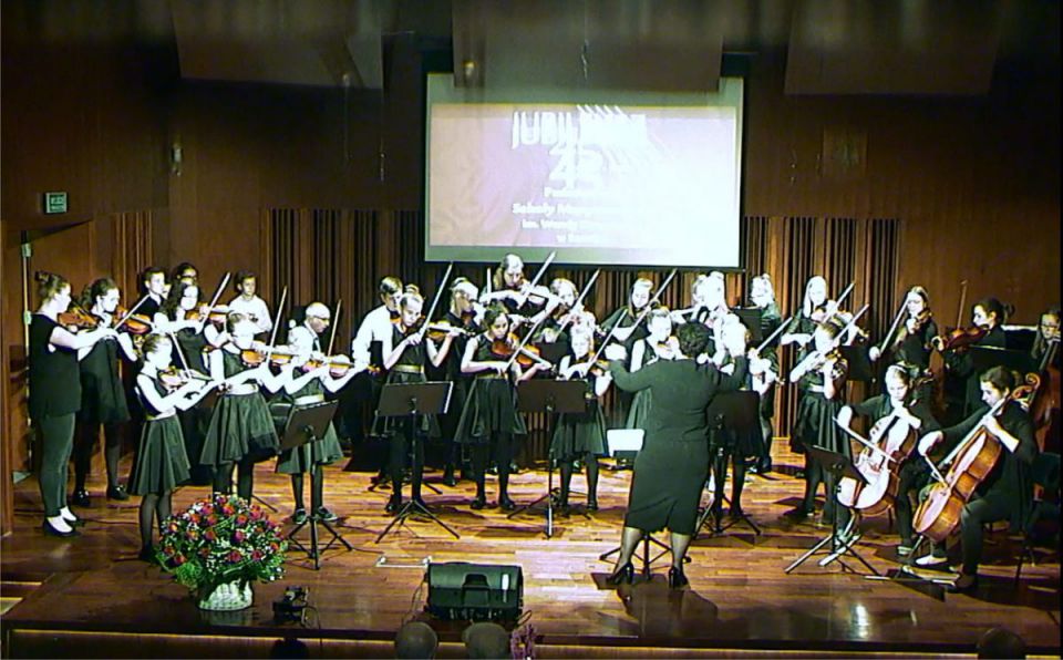 Orkiestra Państwowej Szkoły Muzycznej I i II stopnia w Sanoku pod dyrekcją Elżbiety Przystasz podczas jubileuszu 45-lecia