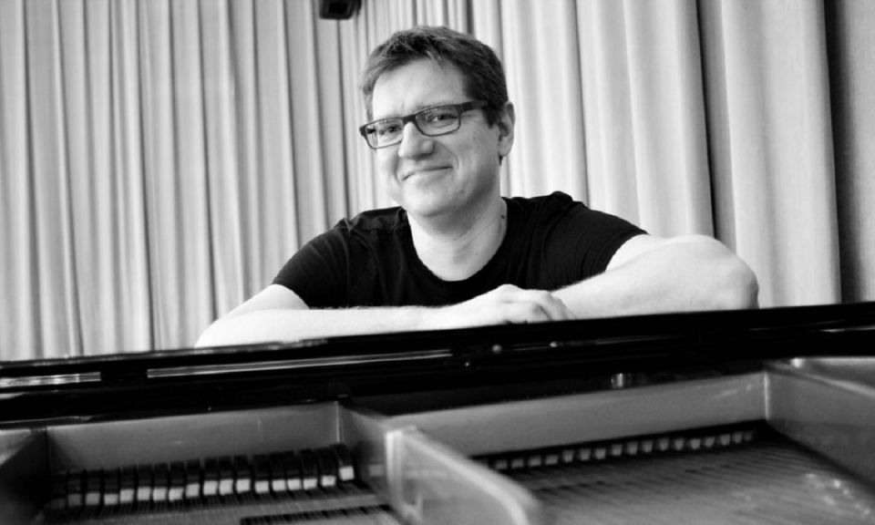 Jakub Lubowicz - kompozytor, aranżer, dyrygent, pianista, producent muzyczny, właściciel firmy eLmusic oraz kierownik muzyczny Teatru Roma w Warszawie.