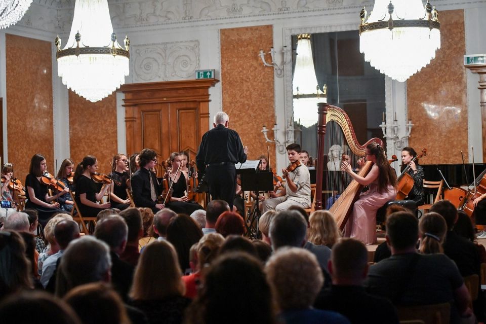 Orkiestra I turnusu Międzynarodowych Kursów Muzycznych w Łańcucie wystąpiła w sali balowej Zamku pod batutą prof. Marka Szwarca