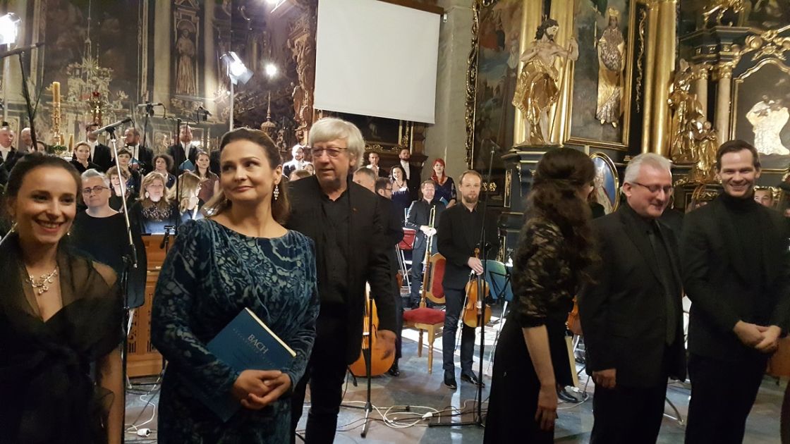 Na pierwszym planie: Aldona Bartnik -sopran, Joanna Dobrakowska - mezzosopran, Andrzej Kosendiak - dyrygent, Bożena Bujnicka - sopran, Maciej Gocman - tenor i Szymon Komasa - baryton