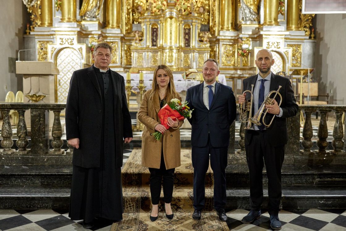 Organizatorzy i wykonawcy koncertu:ks. prał. Tadeusz Gramatyka, Wioletta Fluda-Tkaczyk - dyrektor Festiwalu, Arkadiusz Bialic - organy,  Bartosz Gaudyn - trąbki.