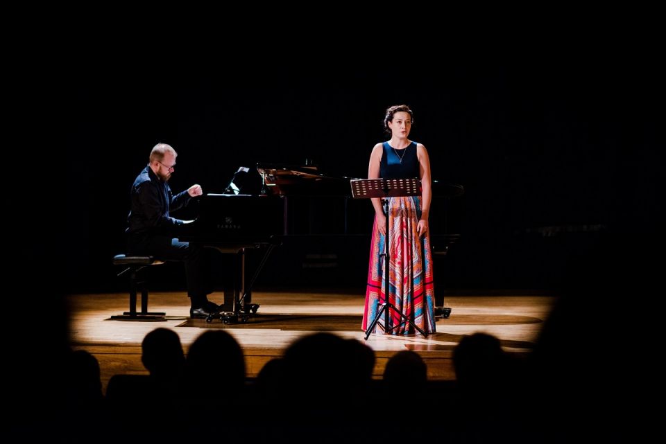 Hanna Hipp - mezzo-sopran i Grzegorz Mania - fortepian podczas koncertu, który odbył się 6 października w sali koncertowej Instytutu Muzyki Uniwersytetu Rzeszowskiego