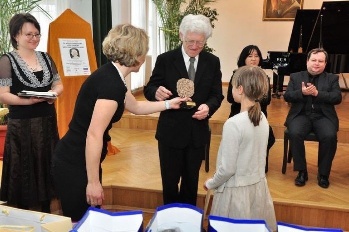 prof. Andrzej Jasiński wręcza nagrody podczas poprzedniej edycji