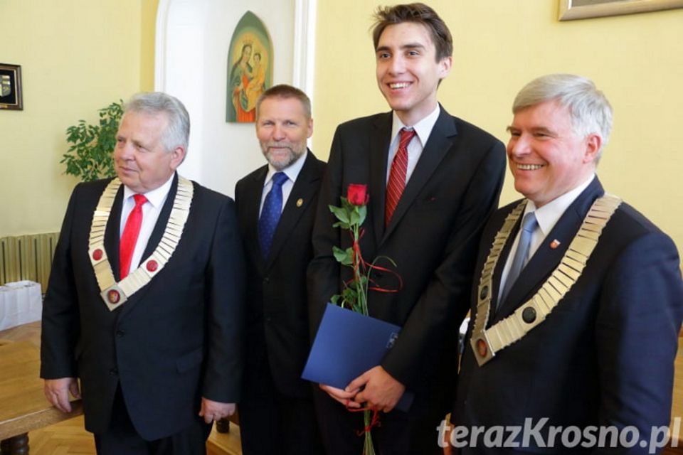 od lewej: Piotr Przytocki - Prezydent Miasta Krosna , Kacper Żaromski - laureat nagrody, Kazimierz Mazur i Zdzisław Dudycz - Wiceprzewodniczący Rady Miasta Krosna