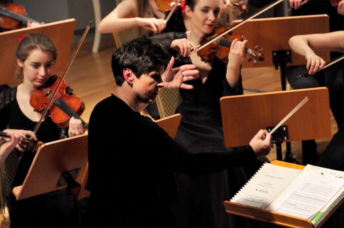 dr hab. Monika Bachowska dyryguje Młodzieżową Orkiestrą Kameralną &quot;Fresco Sonare&quot; podczas inauguracji VII Dni Muzyki Fortepianowej w Jarosławiu