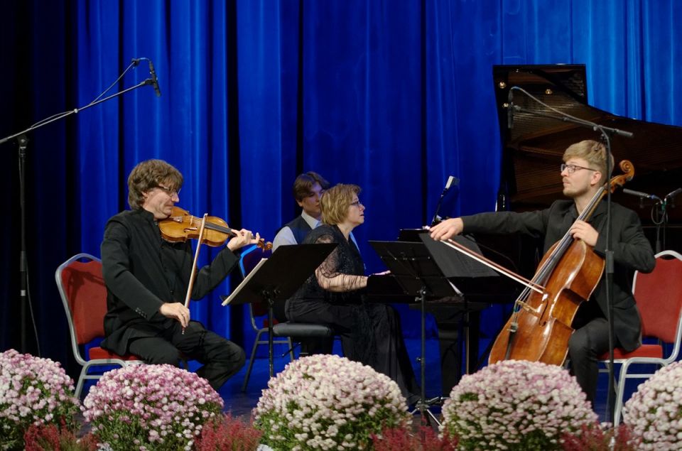 Piotr Pławner - skrzypce, Monika Wilińska-Tarcholik - fortepian, Adam Krzeszowiec - wiolonczela