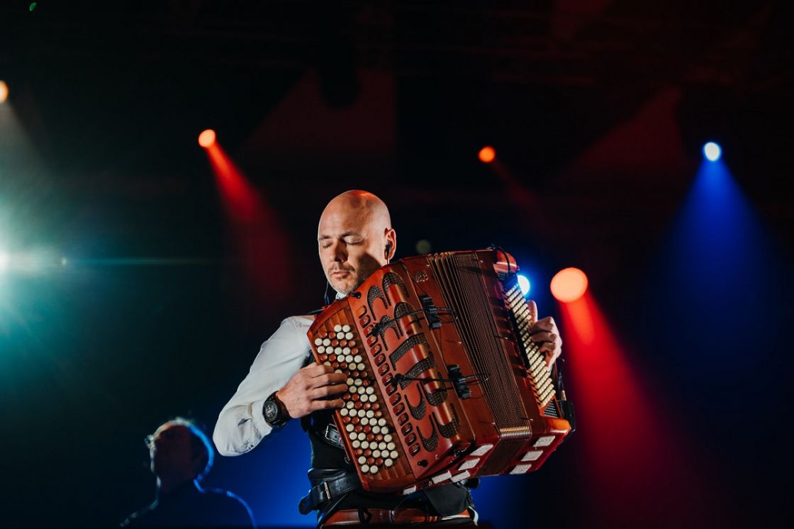 Cykl koncertów "Filharmonia w plenerze" zainaugurował Marcin Wyrostek
