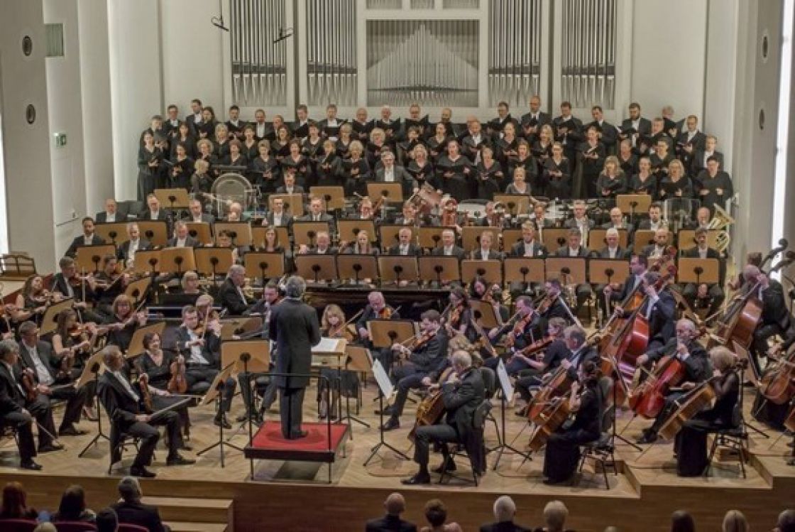 Chór i Orkiestra Filharmonii Śląskiej pod dyrekcją Mirosława Jacka Błaszczyka