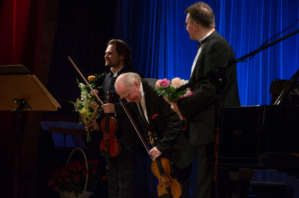 od lewej:  skrzypkowie Jakub Jakowicz  i Krzysztof Jakowicz oraz pianista  Robert Morawski podczas Koncertu Finałowego w Kąśnej Dolnej