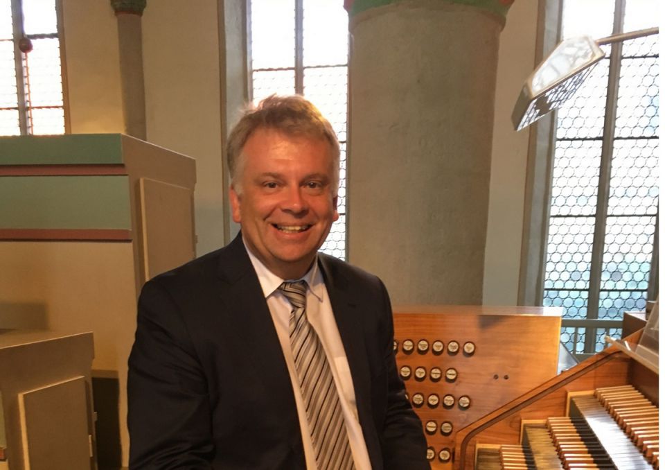 Marek Stefański - organista wirtuoz, adiunkt Katedry Organów Akademii Muzycznej w Krakowie i organizator życia muzycznego.