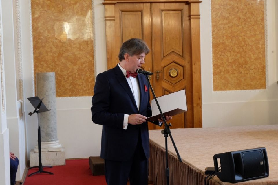 Jan Szydło - dyrektor Państwowej Szkoły Muzycznej I stopnia im. Teodora Leszetyckiego w Łańcucie rozpoczyna spotkanie i koncert z okazji Jubileuszu 50-lecie tej placówki          