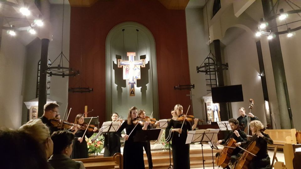 Orkiestra kameralna Extra Sounds Ensemble w Kościele oo. Dominikanów w Rzeszowie, na pierwszym planie solistki Maria Sławek i Alicja Śmietana