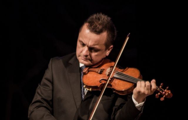 Robert Kabara - skryzpce, podczas wykonania "Czterech pór roku" Antonio Vivaldiego w Sali Koncertowe Stodoła w Kąśnej Dolnej