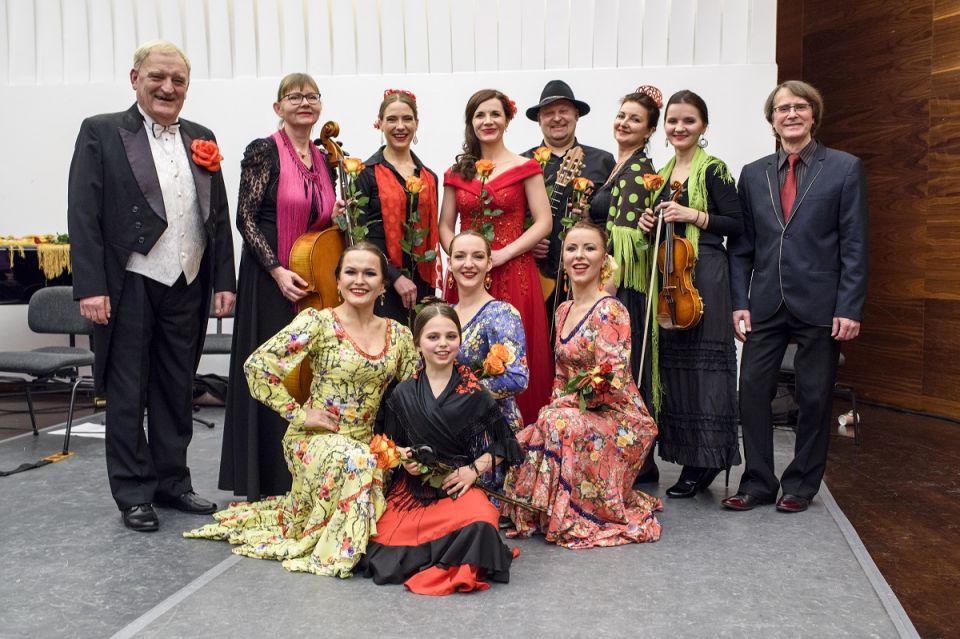 Wykonawcy koncertu &quot;Noce w ogrodach Hiszpanii&quot; po koncercie w sali kameralnej Filharmonii Podkarpackiej