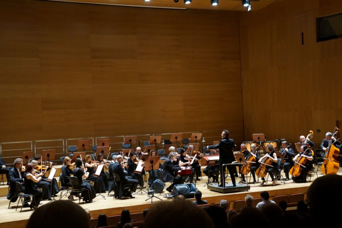 Orkiestra Filharmonii Podkarpackiej pod batutą Roberta Kabary, Marek Toporowski - organy Hammonda.