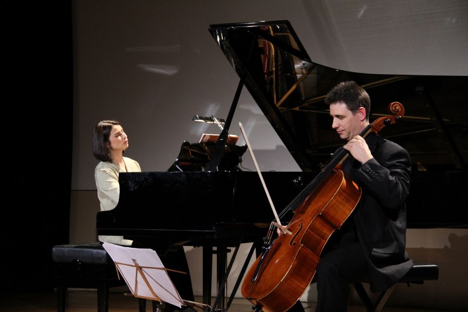 Mara Dobresco - fortepian i  Andrei Kivu - wiolonczela