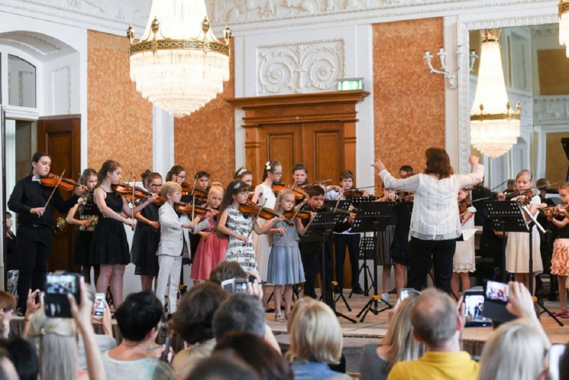 Orkiestra złożona z najmłodszych uczestników 44 Międzynarodowych Kursów Muzycznych im. Z. Brzewskiego w Łańcucie