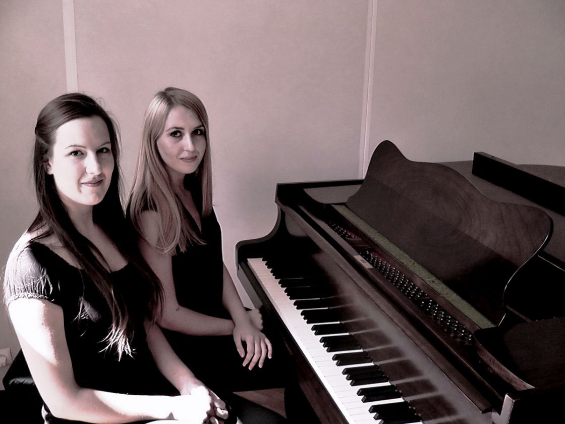 Dominika Grzybacz i Klara Kraj - przy fortepianie