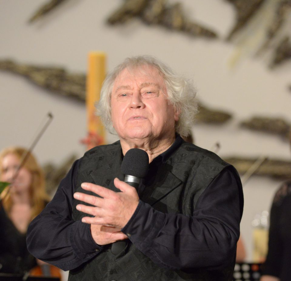 Maestro Jerzy Maksymiuk nie tylko dyrygował Koncertem Finałowym 21. Mieleckiego Festiwalu Muzycznego, ale również przybliżał publiczności wykonywane utwory.