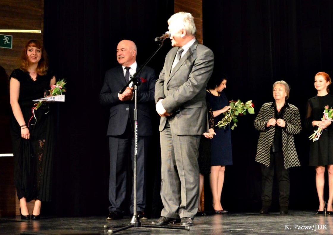 na pierwszym planie od lewej: Anna Wąsik - lauretka Grand Prix, Janusz Szewczyk - dyrektor JDK i prof. Andrzej Godek - członek jury